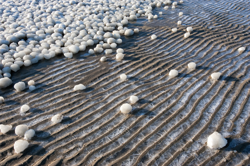 Sneeuwballen op het strand